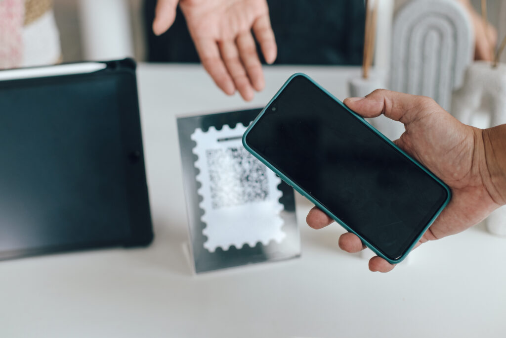 klient skanujący kod QR prowadzący do wizytówki firmy instalacyjnej na portalu SerwisInstalacyjny.pl